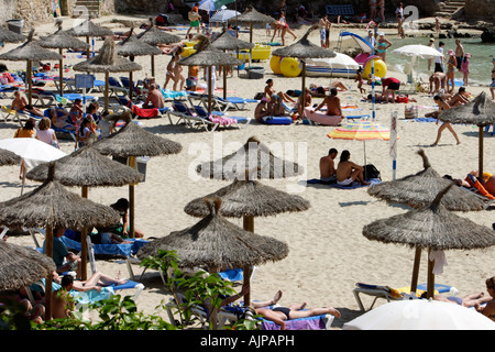 Les touristes et les habitants pack profitez d'un bain de soleil plage Illetas à Palma de Majorque, Espagne Banque D'Images