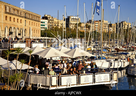 Port Vell de Barcelone Bar terrasse sur le pont d'un bateau en face de Museu d'Historia de Catalunya Banque D'Images