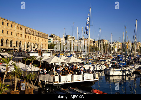 Port Vell de Barcelone Bar terrasse sur le pont d'un bateau en face de Museu d'Historia de Catalunya Banque D'Images