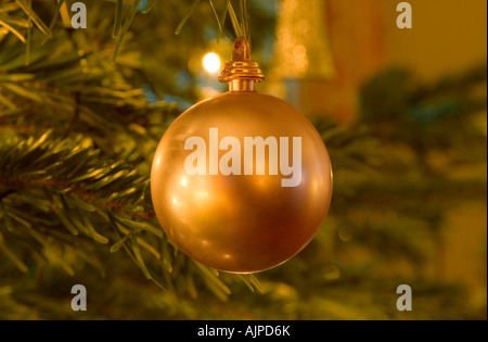 Décoration de Noël d'or SUR UN ARBRE DE NOËL Banque D'Images