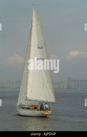 Yacht à voile à la russe nommé Deva sur le golfe de Finlande en rapprochement de St Petersburg Russie Banque D'Images