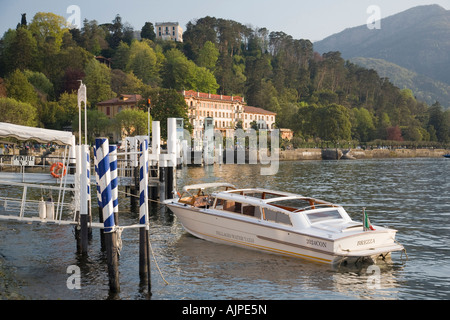 Le bateau-taxi privé amarré au Bellagio sur le lac de Côme, Lombardie Italie du nord Banque D'Images