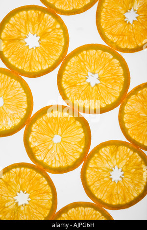 Les tranches d'Orange disposés en design sur fond blanc Banque D'Images