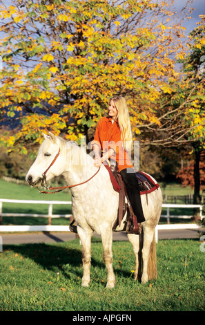 Une fille et un Cheval poney Island Banque D'Images