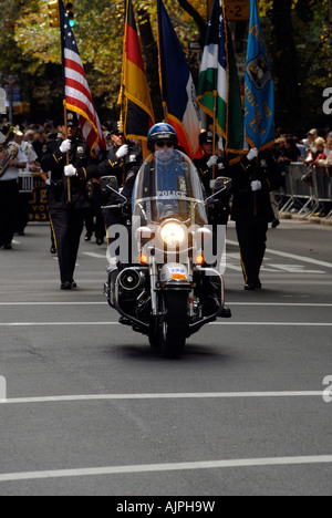 Dans l'agent moto NYPD 50e parade américain allemand Steuben dans NYC Banque D'Images