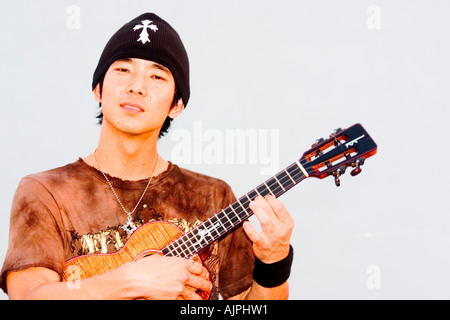 Virtuose de l'ukulélé hawaïen Jake Shimabukuro Banque D'Images
