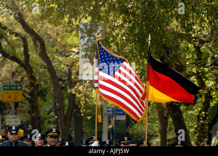 Les agents de police en mars la 50e parade américain allemand Steuben dans NYC Banque D'Images