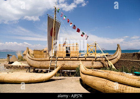 Bateau de roseau , une copie de Ra II bateau au racines andines Eco Village à l'Hôtel Inca Utama sur les rives du lac Titicaca, en Bolivie Banque D'Images