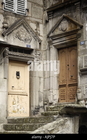 Des portes dans la vieille ville de Murat avec frontons triangulaires avec tympan Coat of Arms Banque D'Images