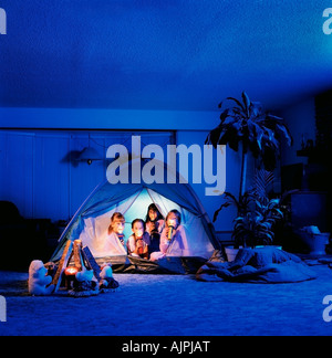 Flambeaux par les enfants dans une tente Banque D'Images