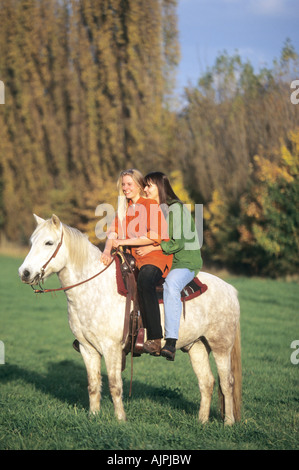 Deux filles et un Cheval poney Island Banque D'Images