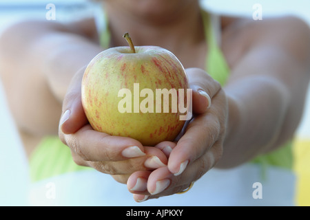 Apple offre une femme Banque D'Images