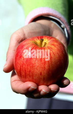 Woman offering apple Banque D'Images