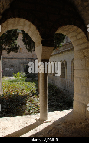 Cloître St Guilhem le Désert Abbaye Herault Languedoc France Banque D'Images