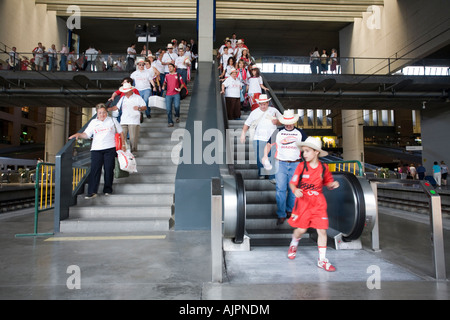 Sevilla FC fans environ à bord d'un train dans la gare de Santa Justa, Séville, Espagne Banque D'Images