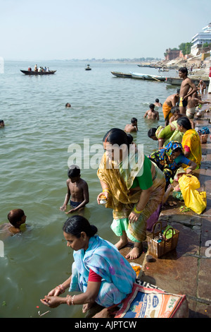 Cérémonie Puja rituel. Kedar Ghat. Gange. Varanasi. L'Inde Banque D'Images