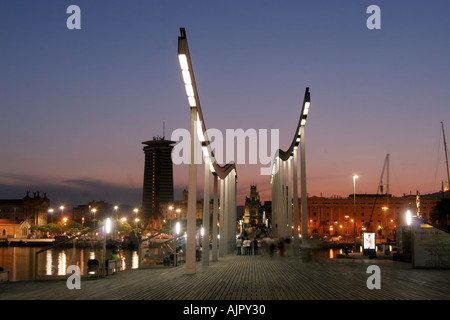 Port Vell Rambla de Mar walkway crépuscule , Barcelone, Espagne Banque D'Images