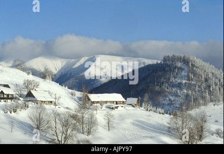 La neige a couvert Donovaly village dans le Parc National de Velka Fatra Slovaquie Banque D'Images