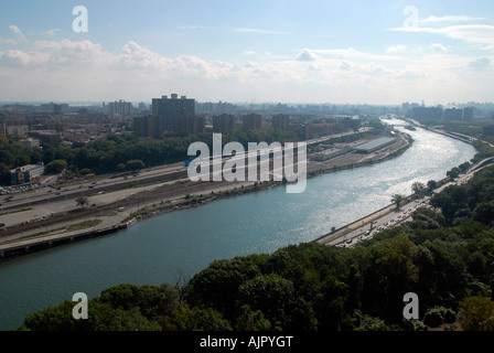 La Harlem River qui sépare le Bronx L et Washington Heights dans Upper Manhattan R Banque D'Images