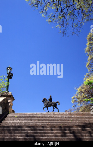 Le général Carlos María de Alvear sculpture en cuivre de descendre les escaliers. Recoleta, Buenos Aires, Argentine Banque D'Images