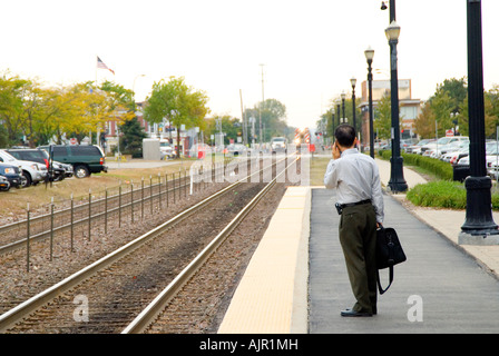 L'homme en attente de train Banque D'Images