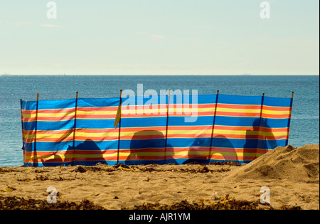 Coupe-VENT SUR UNE PLAGE DANS LE SUD-OUEST DE L'ANGLETERRE Banque D'Images