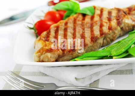 New York steak de boeuf grillé servi sur une assiette de légumes Banque D'Images