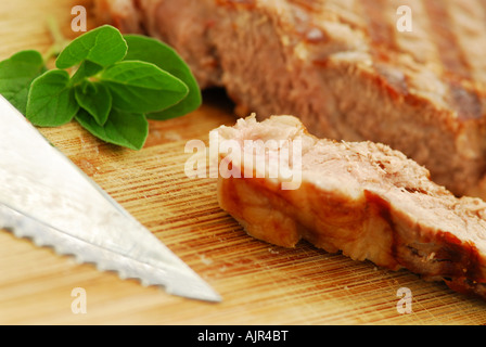 New York steak grillé couper sur une planche à découper Banque D'Images
