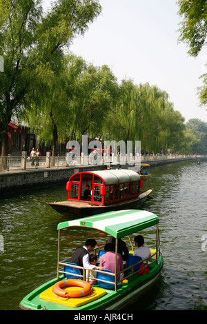 Bateaux à Houhai et Qianhai lacs La région est également connue comme Shichihai et se compose de trois lacs dans le nord de Beijing Chine Banque D'Images