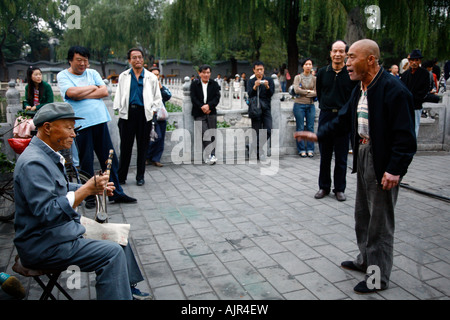 Chanteur et musicien jouant d'un instrument appelé à l'erhu, région du lac Houhai Beijing Chine Banque D'Images