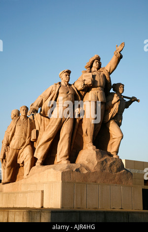 Statue de travailleurs paysans et soldats en face de Mao Zedong Memorial Hall place Tiananmen Beijing Chine Banque D'Images