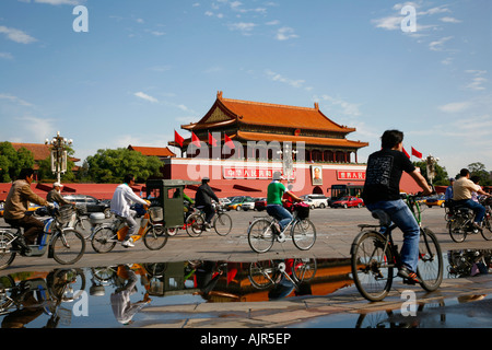 Les vélos en passant par la porte de la paix céleste de la Cité Interdite place Tiananmen Beijing Chine Banque D'Images