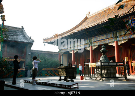 Les femmes priant au Temple des Lamas Beijing Chine Banque D'Images