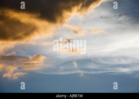 Coucher de soleil nuages de tempête en Inde. Indian ciel nuageux dans la soirée, la lumière du soleil Banque D'Images