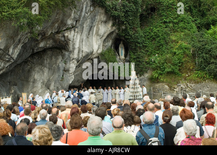 Pèlerins priant et obtenir des bénédictions en face de grotto, Notre Dame de Lourdes Banque D'Images