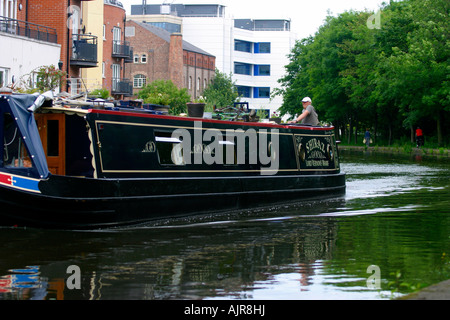 Nottingham Beeston, canal Barge Canal motoring vers castle lock Banque D'Images