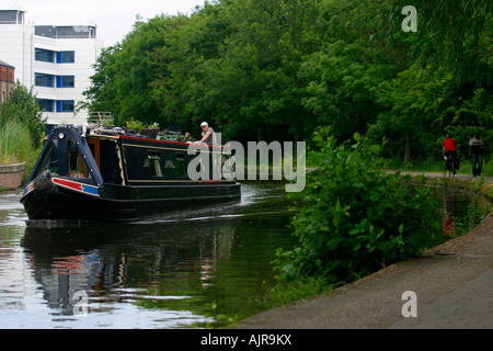 Nottingham Beeston, canal Barge Canal motoring vers castle lock Banque D'Images