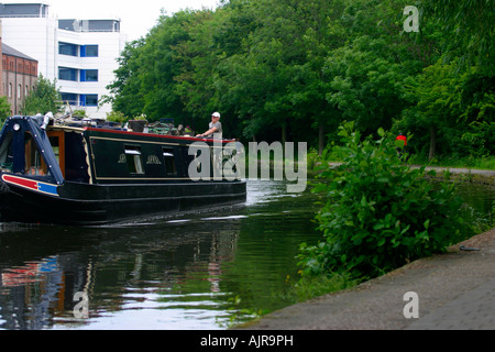 Nottingham Beeston, canal Barge Canal motoring vers castle lock Banque D'Images