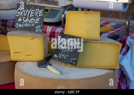 Le fromage en vente sur un marché français, de la région Languedoc Roussillon au sud de la France. Banque D'Images