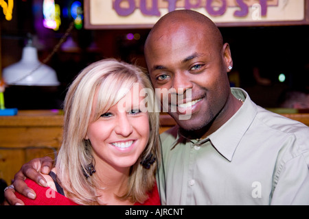 Minnesota USA Minneapolis raciale entre couple smiling at the camera Novembre 2006 Banque D'Images