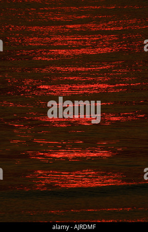 Coucher de soleil, la réflexion sur les vagues, la mer, nord de l'île de Texel, Hollande Banque D'Images