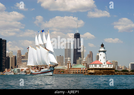 Waterfront & Chicago Skyline. Windy grand navire de quitter le Navy Pier port pour une croisière touristique. Banque D'Images