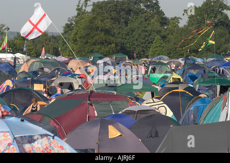 Drapeau de l'Angleterre en masse des tentes au camp surpeuplé site. Guilfest rock music festival, Guildford, Angleterre Banque D'Images