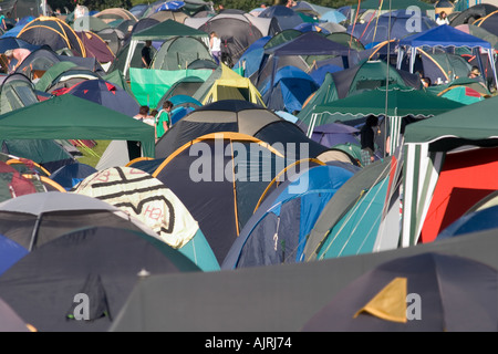 Masse de tentes au camp surpeuplé site pour Guilfest rock music festival. Guildford, Angleterre Banque D'Images