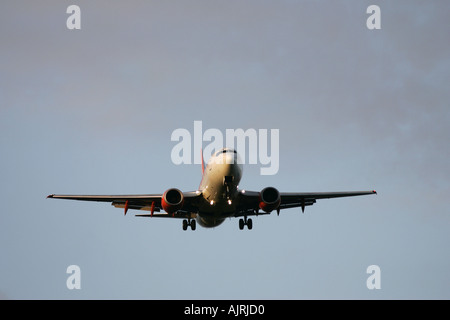 Boeing 737 700 Easyjet sur soirée finale approche pour l'aéroport international de Belfast en Irlande du Nord d'Aldergrove Banque D'Images