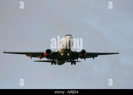 Boeing 737 700 Easyjet sur soirée finale approche pour l'aéroport international de Belfast en Irlande du Nord d'Aldergrove Banque D'Images