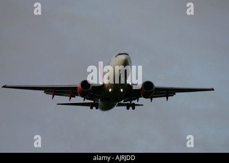 Boeing 737 700 Easyjet sur soirée finale approche pour l'aéroport international de Belfast en Irlande du Nord d'Aldergrove Banque D'Images