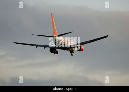 Boeing 737 700 Easyjet sur soirée finale approche pour l'aéroport international de Belfast en Irlande du Nord d'Aldergrove Banque D'Images