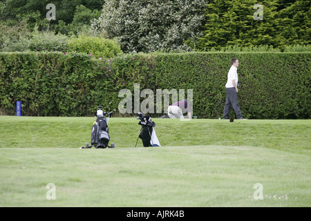 Les jeunes golfeurs à la balle perdue Helens Bay Golf Course le comté de Down en Irlande du Nord Banque D'Images