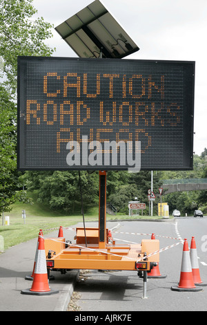 Attention Les travaux de voirie à venir solar powered road sign A2 route de Bangor Northern Ireland close up Banque D'Images